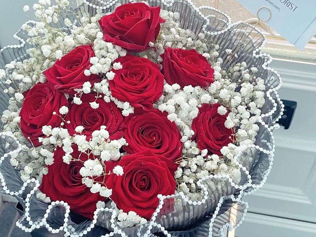 Elegant Naomi Roses with Pearl Accents Small Bouquet