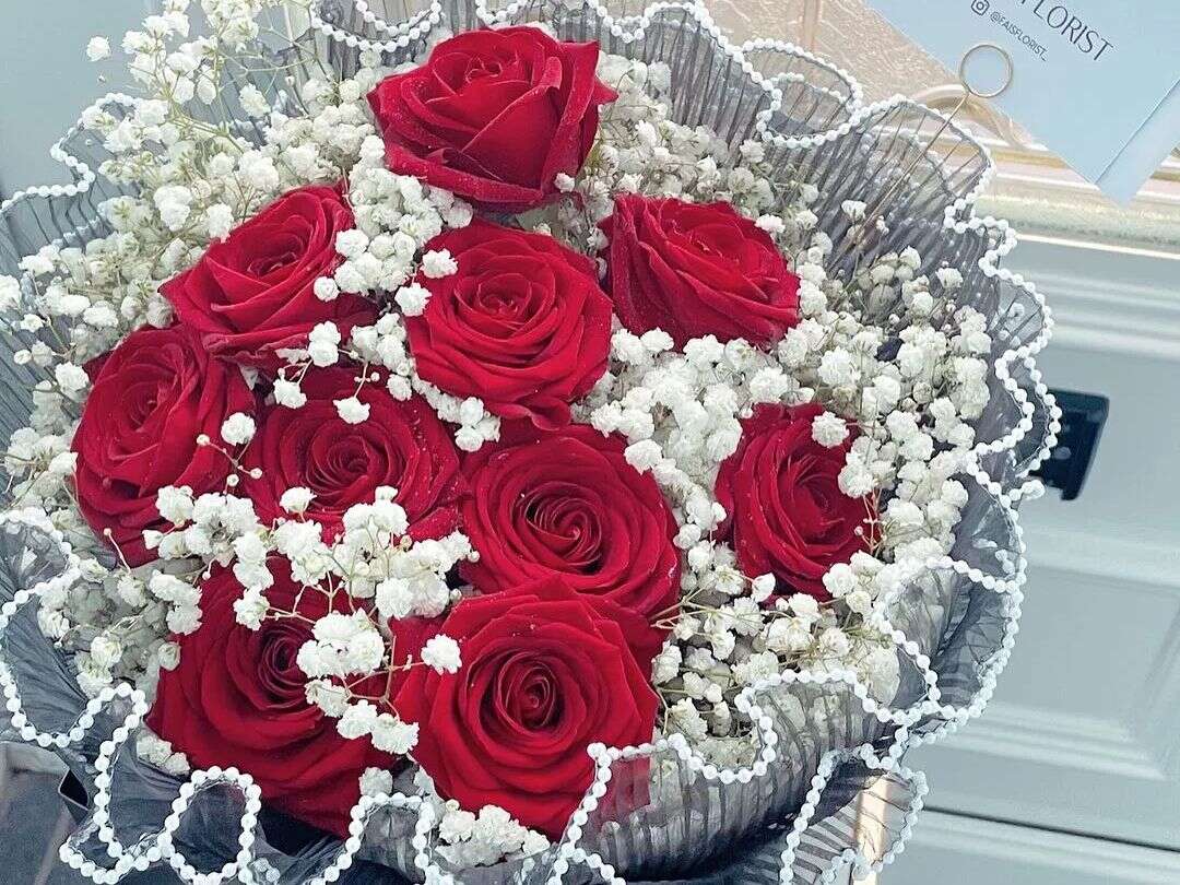 Elegant Naomi Roses in Pearls Bouquet Medium Size