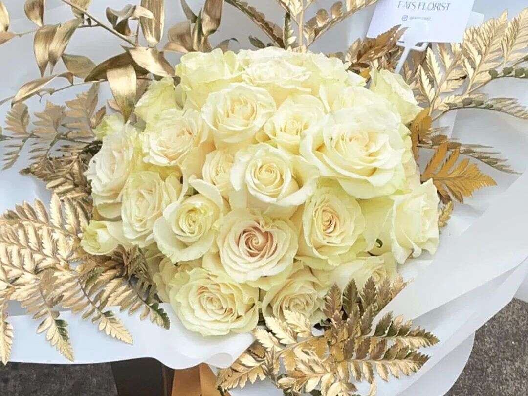 Elegant Ivory Rose Bouquet for Special Occasions