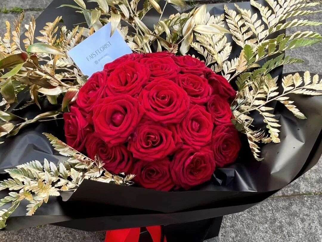 Elegant Gold Naomi Roses for Timeless Floral Beauty